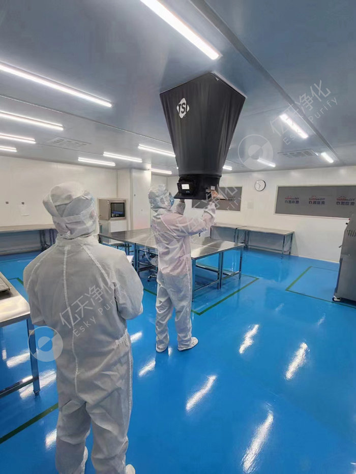 這款8380 數(shù)字式風(fēng)量罩可測定流經(jīng)各種風(fēng)口 ( 散流器、百葉等 ) 的風(fēng)量。體積輕巧，僅重 3.4Kg，便于攜帶使用。把風(fēng)量罩安放在風(fēng)口上，就可由數(shù)字顯示屏直接讀出進(jìn)風(fēng)或排風(fēng)量。8380 也可單機(jī)工作，或支持多種熱式風(fēng)速探頭提供多種測量功能，并提供數(shù)據(jù)存儲(chǔ)和處理功能(數(shù)據(jù)點(diǎn)多達(dá)26,500采樣點(diǎn)，帶時(shí)標(biāo) )。&nbsp;