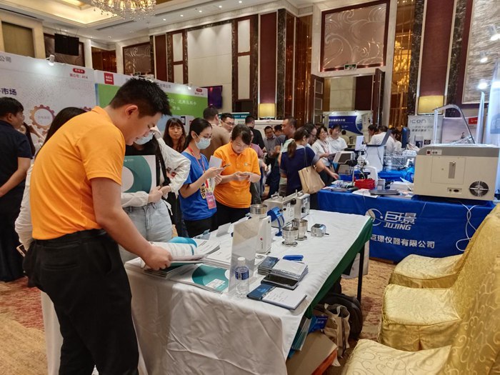 第十四屆藥品質(zhì)量安全大會(huì)首日盛況直擊，億天凈化精彩亮相！